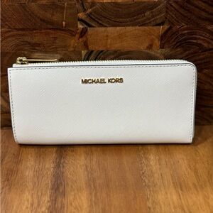 Michael Kors Jet Set Travel Large Leather Quarter-Zip Wallet Optic White
